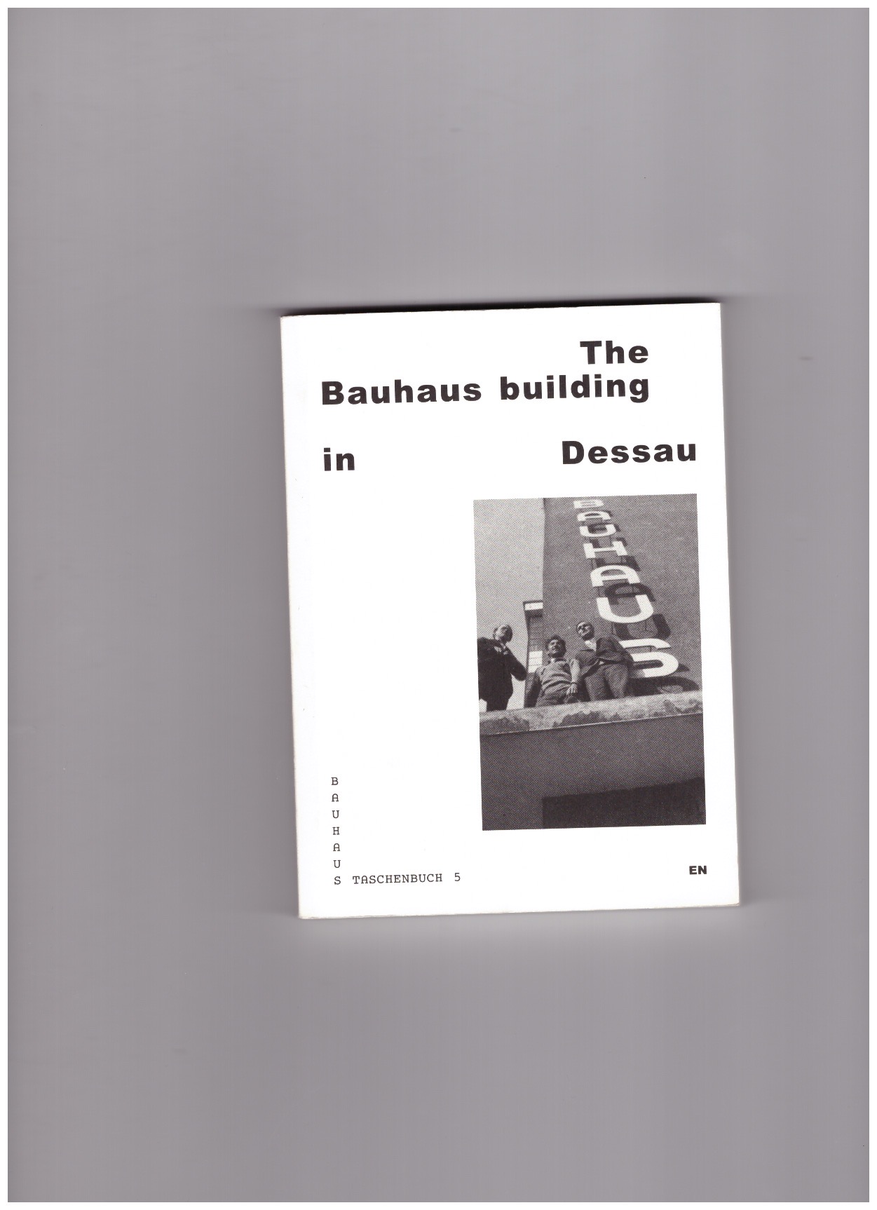 IRRGANG, Christi; KERN, Ingolf - The Bauhaus building in Dessau (Bauhaus Taschenbuch 5)